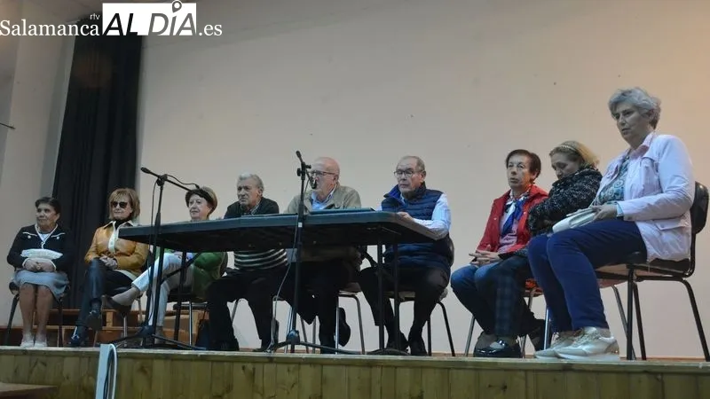 Los miembros de la directiva entregaron a los homenajeados diplomas acreditativos de sus 25 años como socios