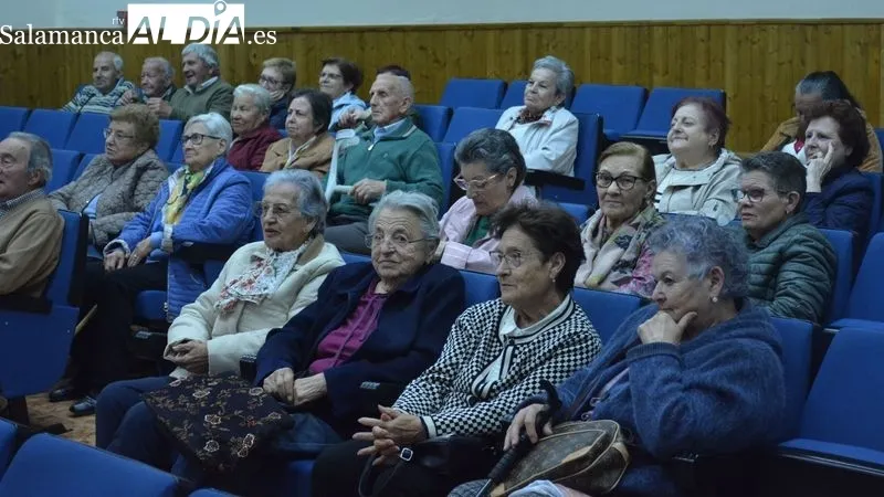 Los miembros de la directiva entregaron a los homenajeados diplomas acreditativos de sus 25 años como socios