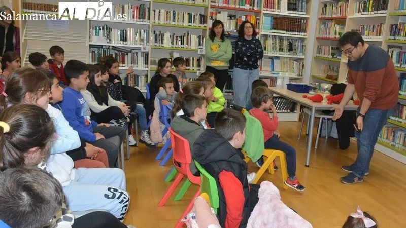 El profesor Rubén Deogracias impartió el taller en la biblioteca de Lumbrales