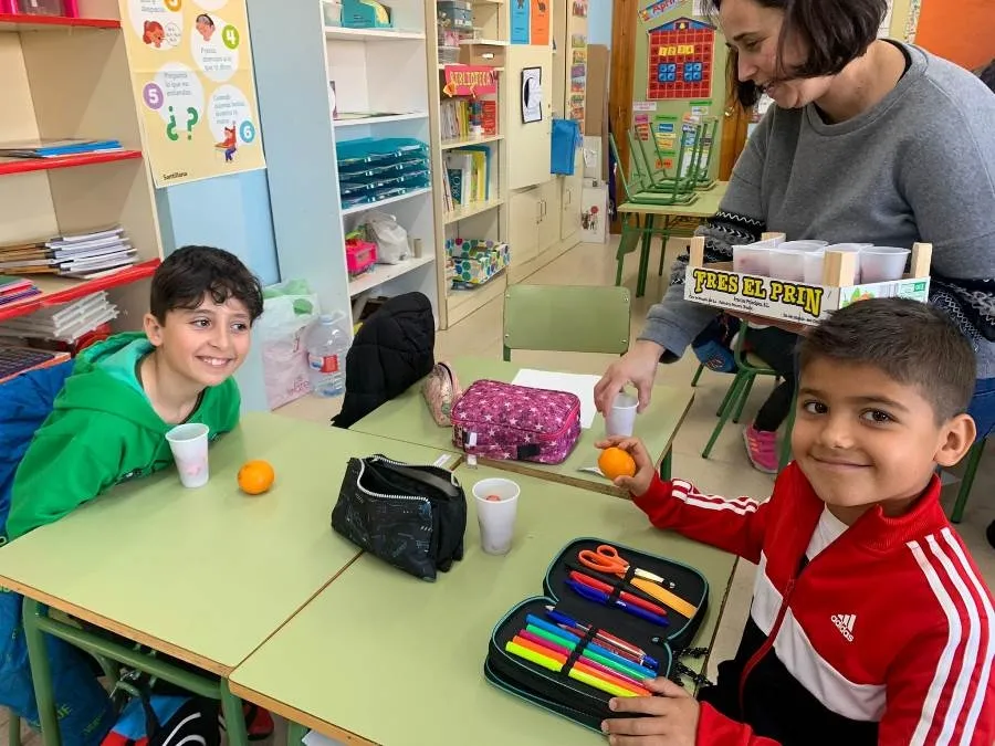 Foto 5 - La AMPA del Colegio Mir&oacute;briga reparte un almuerzo saludable a base de fresas y mandarinas