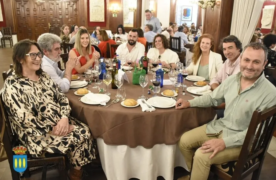 Foto 4 - La AECC re&uacute;ne en torno a la mesa a 250 comensales solidarios