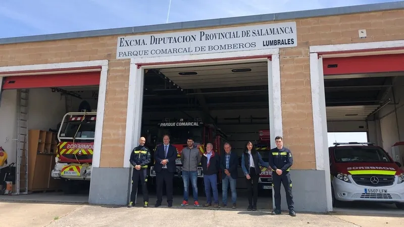 En el Parque de Bomberos de Lumbrales Roberto Martín estuvo acompañado del equipo de Gobierno municipal con el alcalde Manuel Santos al frente / DIPUTACIÓN 