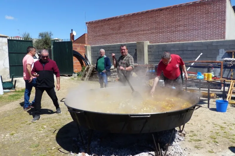 Villoria despide sus fiestas con una gran paella