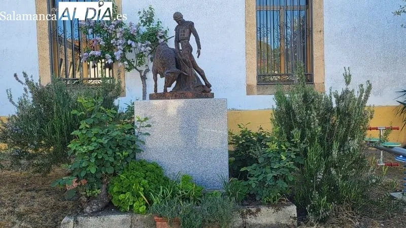La Plaza que preside la escultura de Robles acogerá la feria y el homenaje al torero