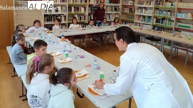 Los niños participaron con interés en los experimentos dirigidos por la profesora