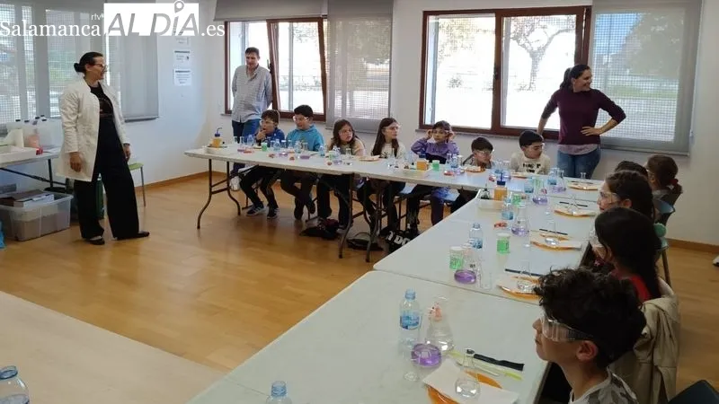Los niños participaron con interés en los experimentos dirigidos por la profesora