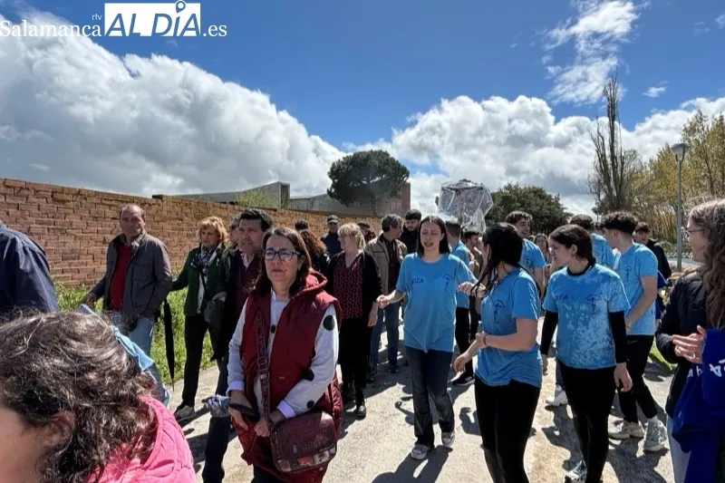 Foto 4 - Alaraz vive entre bailes y vivas el esperado paso de los quintos por el rio y su tradicional romer&iacute;a el Lunes de Aguas