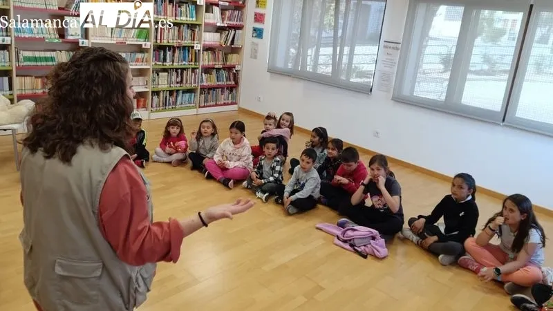 La biblioteca municipal acogió la sesión de cuentacuentos