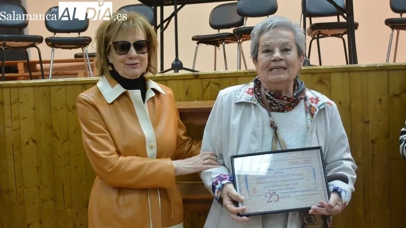 Los miembros de la directiva entregaron a los homenajeados diplomas acreditativos de sus 25 años como socios