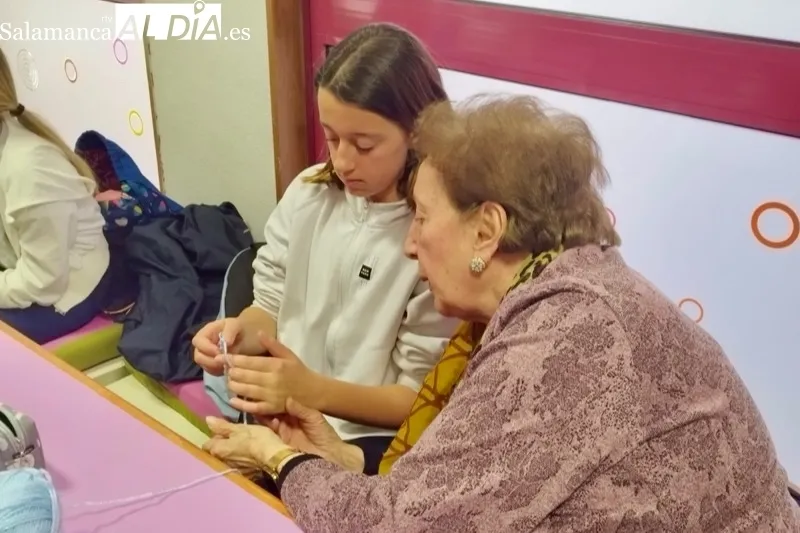 Comienza el I Taller Intergeneracional de Ganchillo
