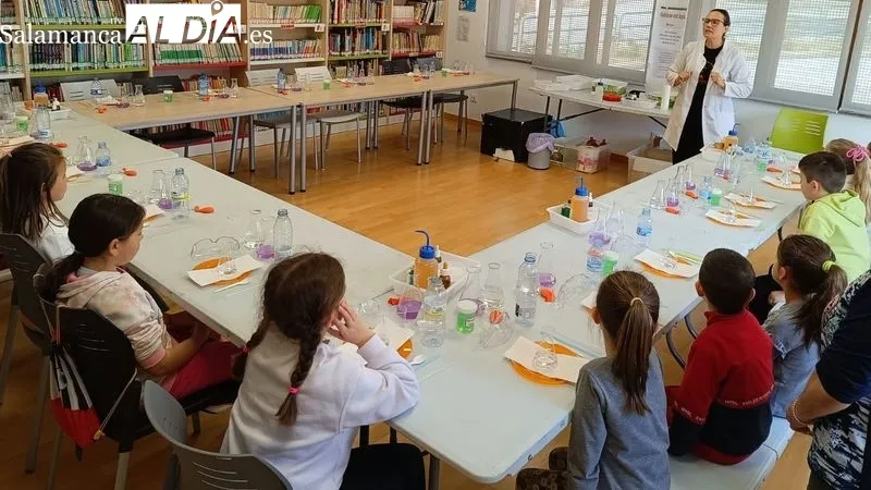 Los niños participaron con interés en los experimentos dirigidos por la profesora