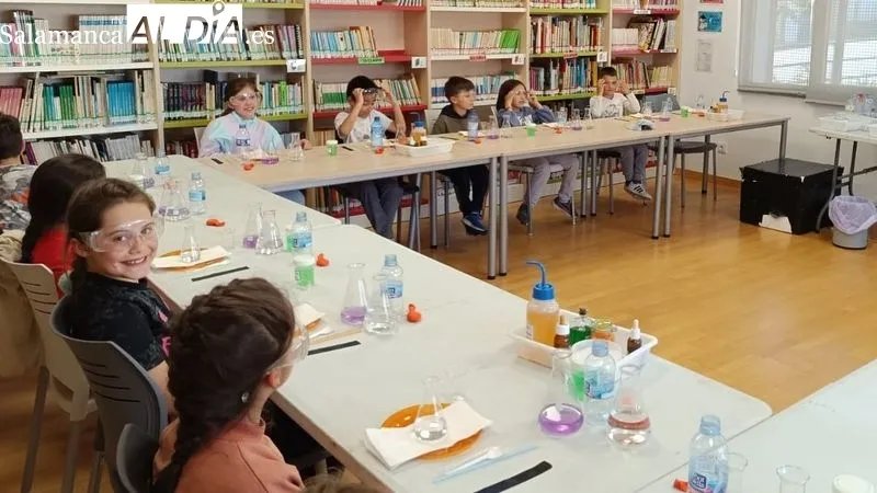 Los niños participaron con interés en los experimentos dirigidos por la profesora