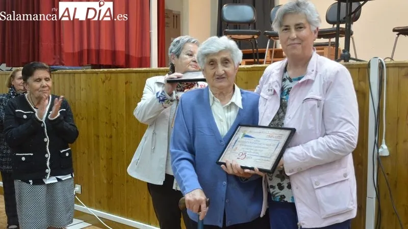 Los miembros de la directiva entregaron a los homenajeados diplomas acreditativos de sus 25 años como socios