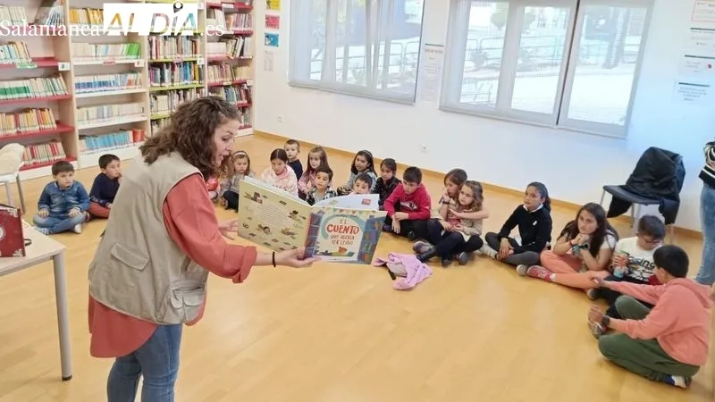 La biblioteca municipal acogió la sesión de cuentacuentos