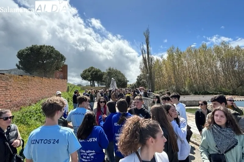 Foto 3 - Alaraz vive entre bailes y vivas el esperado paso de los quintos por el rio y su tradicional romer&iacute;a el Lunes de Aguas