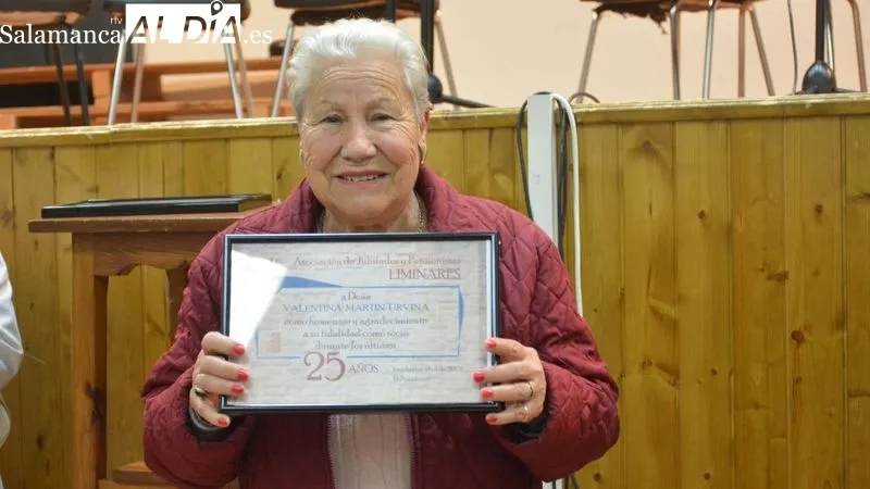 Los miembros de la directiva entregaron a los homenajeados diplomas acreditativos de sus 25 años como socios