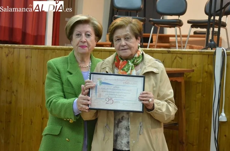 Los miembros de la directiva entregaron a los homenajeados diplomas acreditativos de sus 25 años como socios
