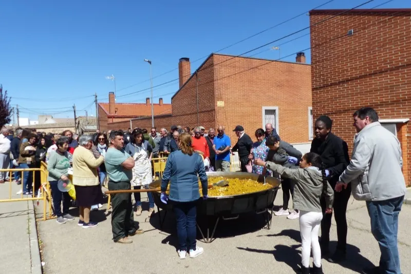 Villoria despide sus fiestas con una gran paella