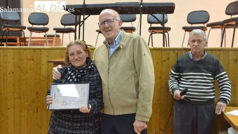 Los miembros de la directiva entregaron a los homenajeados diplomas acreditativos de sus 25 años como socios