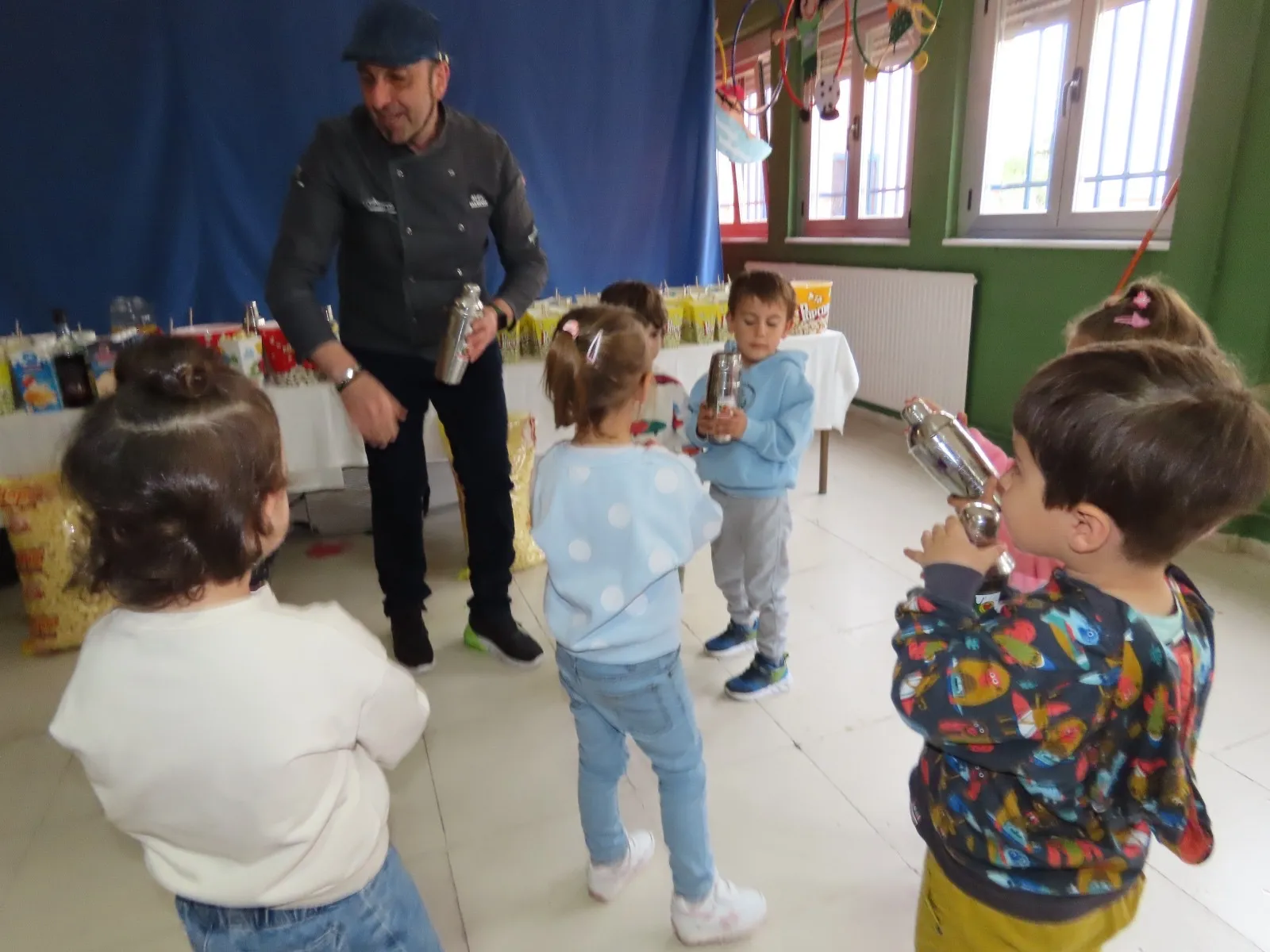 Foto 3 - Teo Marcos ofrece una divertida clase de cocteles en el CEIP Severiano Montero