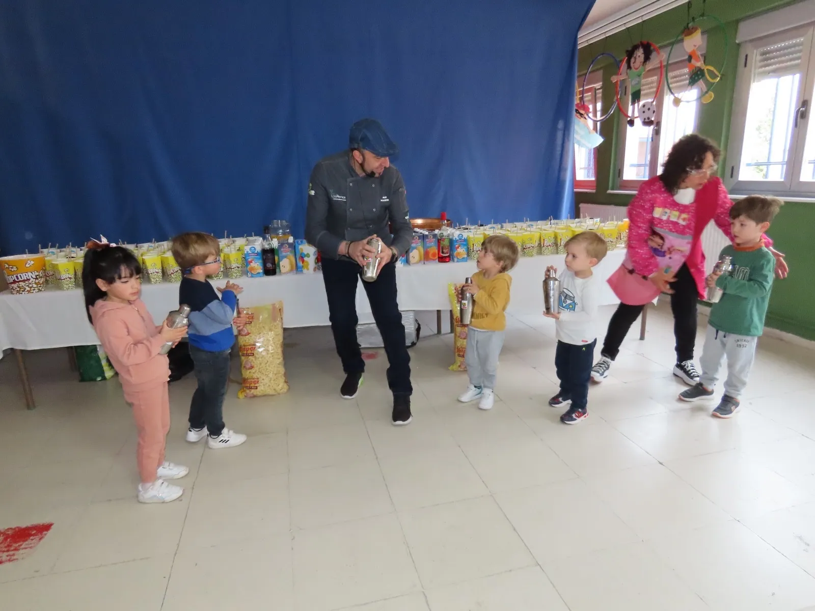 Foto 2 - Teo Marcos ofrece una divertida clase de cocteles en el CEIP Severiano Montero