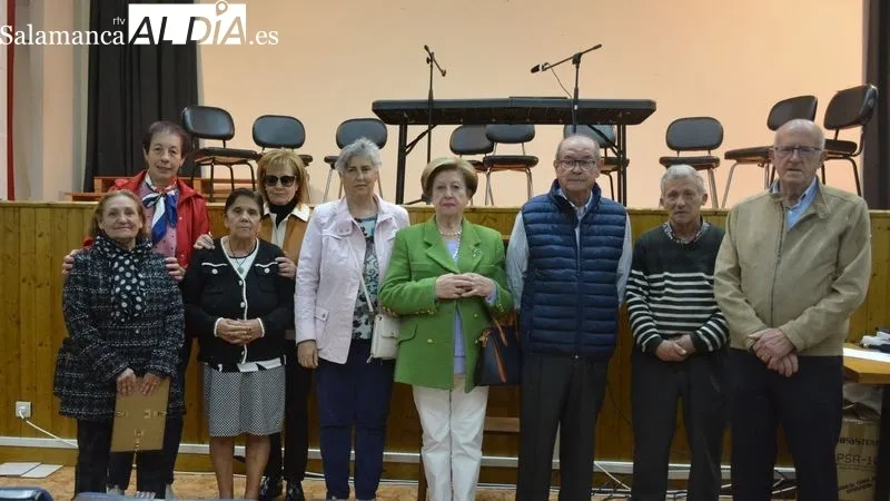Los miembros de la directiva entregaron a los homenajeados diplomas acreditativos de sus 25 años como socios