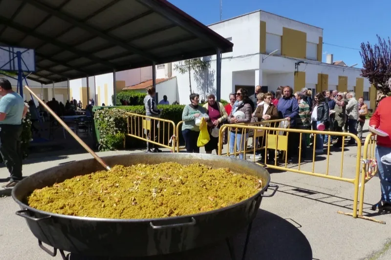 Villoria despide sus fiestas con una gran paella