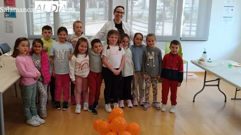Los niños participaron con interés en los experimentos dirigidos por la profesora