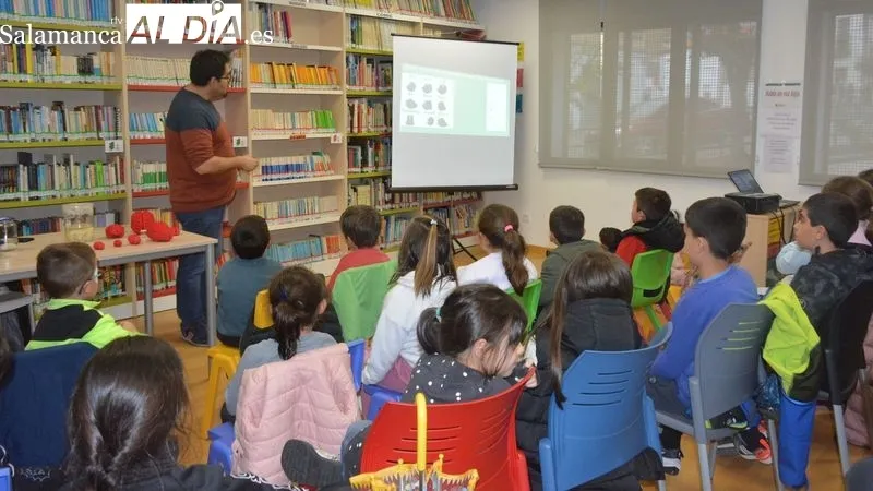 El profesor Rubén Deogracias impartió el taller en la biblioteca de Lumbrales