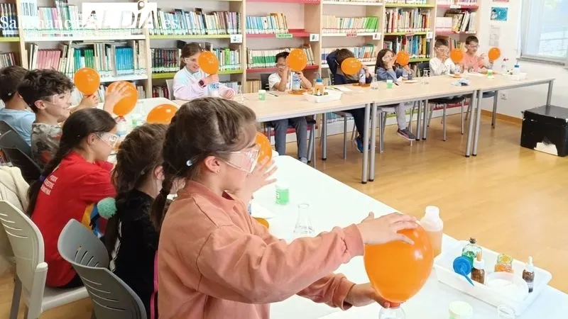 Los niños participaron con interés en los experimentos dirigidos por la profesora