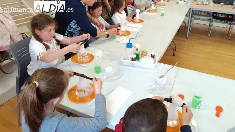 Los niños participaron con interés en los experimentos dirigidos por la profesora