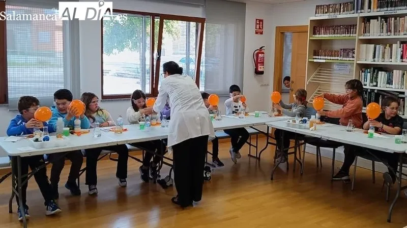 Los niños participaron con interés en los experimentos dirigidos por la profesora