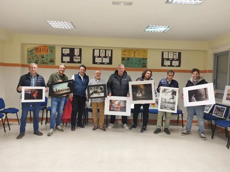 Miembros del jurado con las fotos premiadas