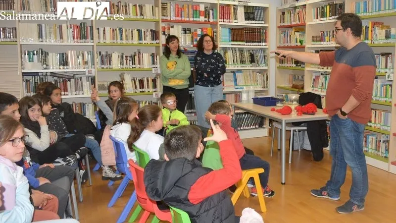 El profesor Rubén Deogracias impartió el taller en la biblioteca de Lumbrales
