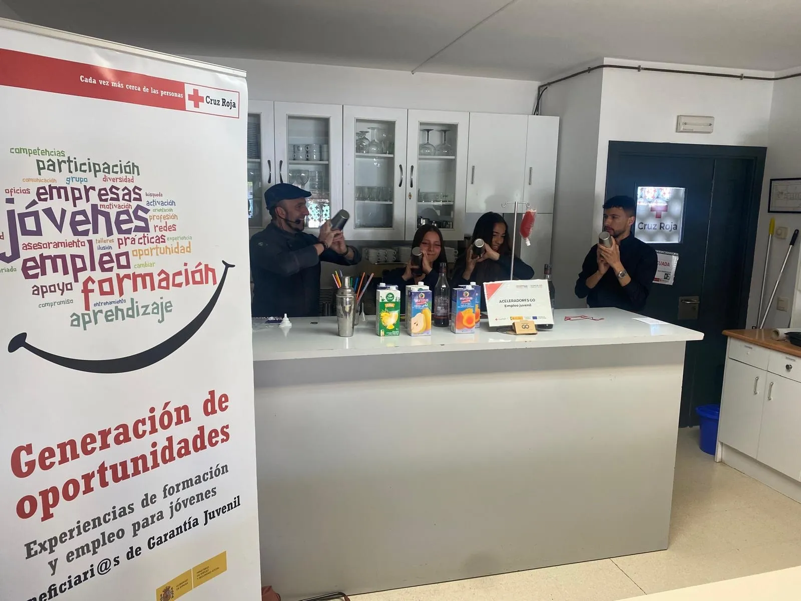 Foto 4 - Teo Marcos lleva sus conocimientos y c&oacute;cteles al Centro Joven de Cruz Roja en Salamanca y dentro de su programa de empleo