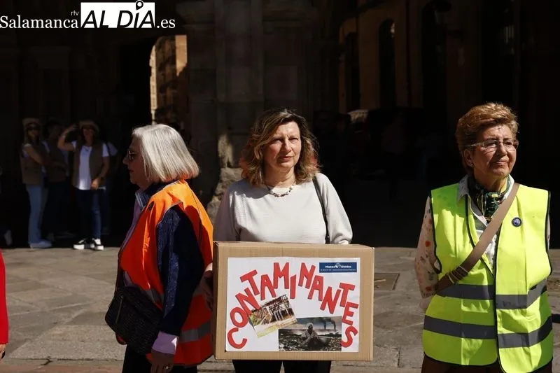Abrazo Solidario a la Plaza Mayor organizado por Manos Unidas. Foto: David Sañudo.
