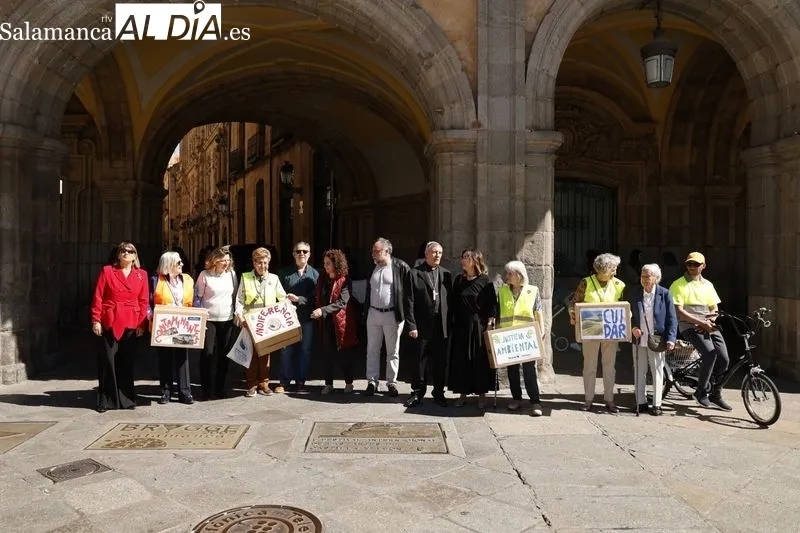 Abrazo Solidario a la Plaza Mayor organizado por Manos Unidas. Foto: David Sañudo.