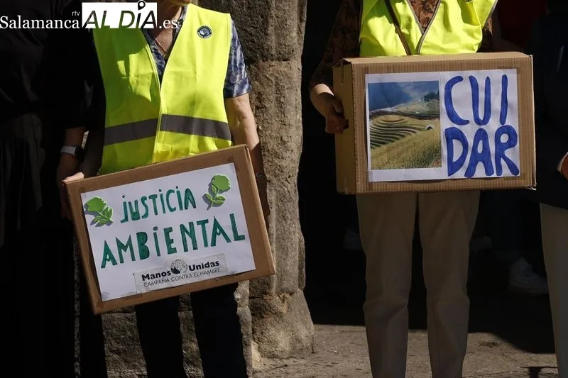 Abrazo Solidario a la Plaza Mayor organizado por Manos Unidas. Foto: David Sañudo.
