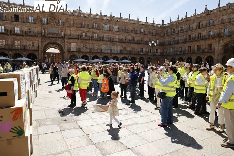 Abrazo Solidario a la Plaza Mayor organizado por Manos Unidas. Foto: David Sañudo.