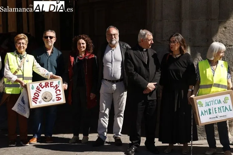 Abrazo Solidario a la Plaza Mayor organizado por Manos Unidas. Foto: David Sañudo.