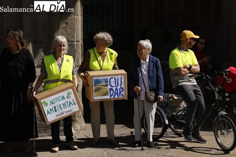 Abrazo Solidario a la Plaza Mayor organizado por Manos Unidas. Foto: David Sañudo.