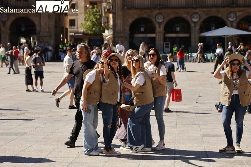 Abrazo Solidario a la Plaza Mayor organizado por Manos Unidas. Foto: David Sañudo.