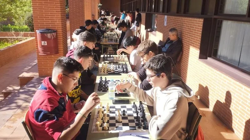 Participantes en el IV Torneo Intercentros de Ajedrez de Salamanca celebrado en el Instituto Torrente Ballester de Santa Marta 