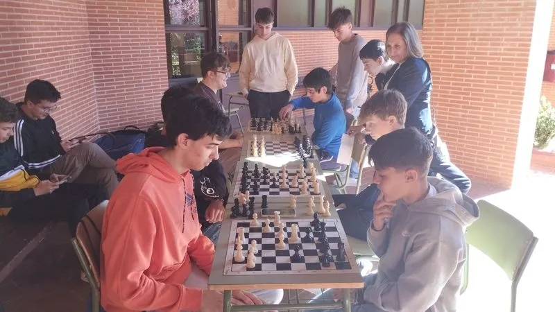 Participantes en el IV Torneo Intercentros de Ajedrez de Salamanca celebrado en el Instituto Torrente Ballester de Santa Marta 