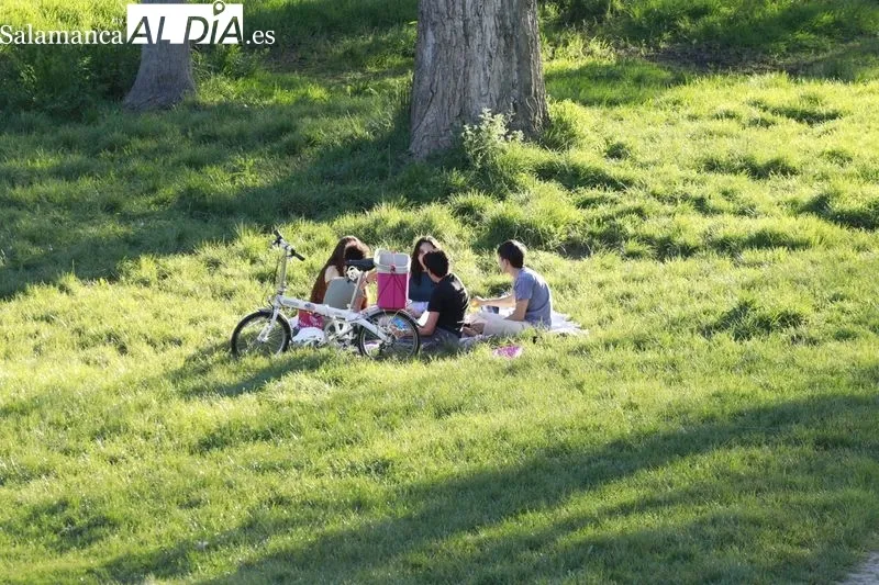 Ambiente en el entorno del río Tormes esta tarde de domingo. Fotos: Raúl González Riego