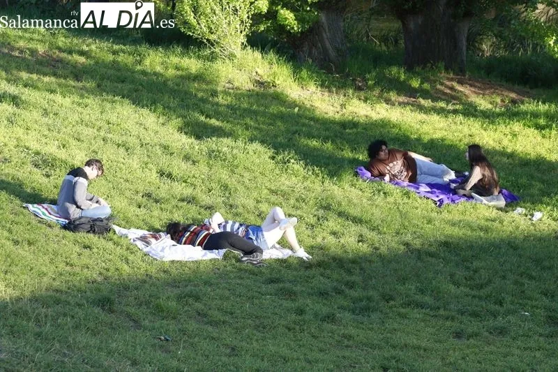 Ambiente en el entorno del río Tormes esta tarde de domingo. Fotos: Raúl González Riego