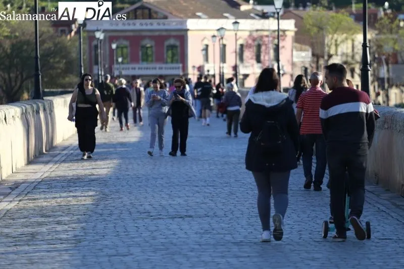 Ambiente en el entorno del río Tormes esta tarde de domingo. Fotos: Raúl González Riego