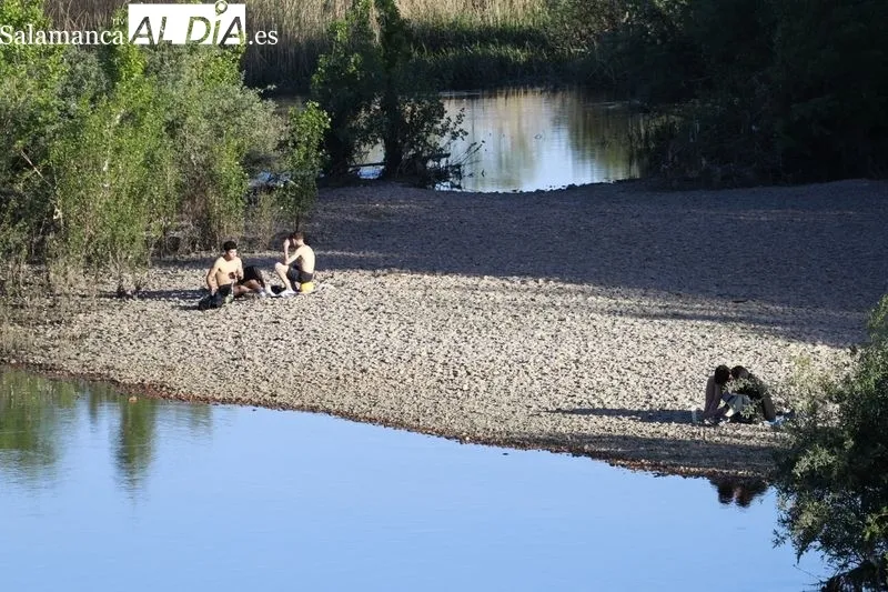 Ambiente en el entorno del río Tormes esta tarde de domingo. Fotos: Raúl González Riego