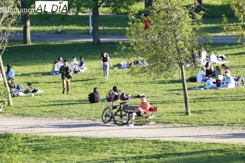 Ambiente en el entorno del río Tormes esta tarde de domingo. Fotos: Raúl González Riego