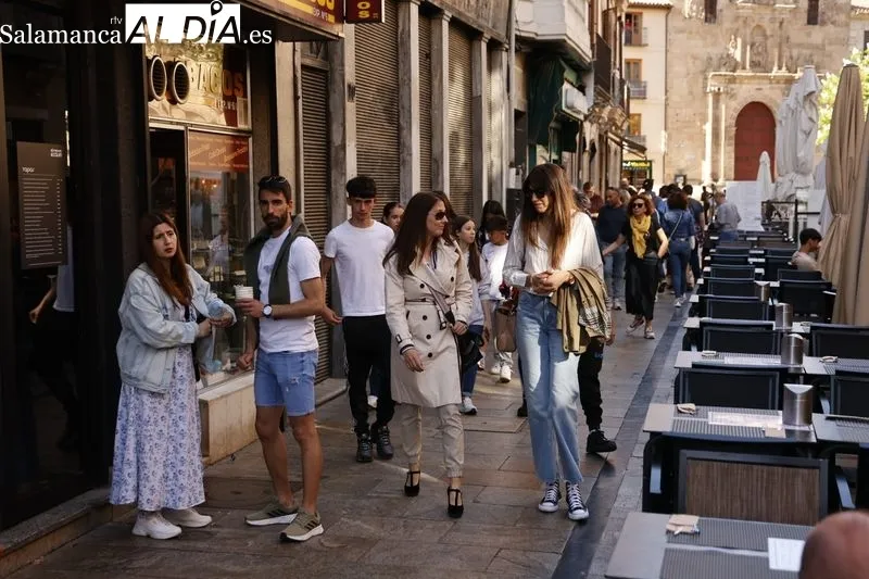 Ambiente en el centro de Salamanca en la tarde de este sábado. Fotos: David Sañudo